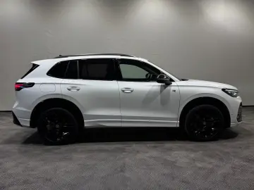 VW Tiguan R-Line 1.5 TSI eHybrid   MATRIX NAVI PANO