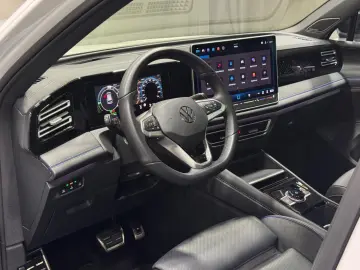 VW Tiguan R-Line 1.5 TSI eHybrid   MATRIX NAVI PANO