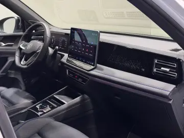 VW Tiguan R-Line 1.5 TSI eHybrid   MATRIX NAVI PANO