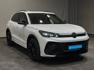VW Tiguan R-Line 1.5 TSI eHybrid   MATRIX NAVI PANO
