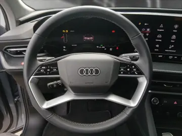 AUDI Q5 TFSI S tronic  AHK ACC LED  NAV R-CAM SHZ