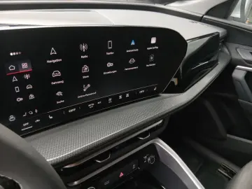 AUDI Q5 TFSI S tronic  AHK ACC LED  NAV R-CAM SHZ