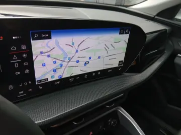 AUDI Q5 TFSI S tronic  AHK ACC LED  NAV R-CAM SHZ