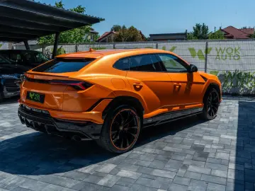 LAMBORGHINI Urus S
