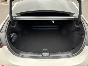 MERCEDES-BENZ E 220 d Limousine AMG Line  Distronic