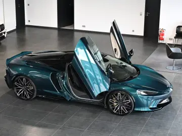 McLaren GT Serpentine Luxe Premium B&W Lift Panorama