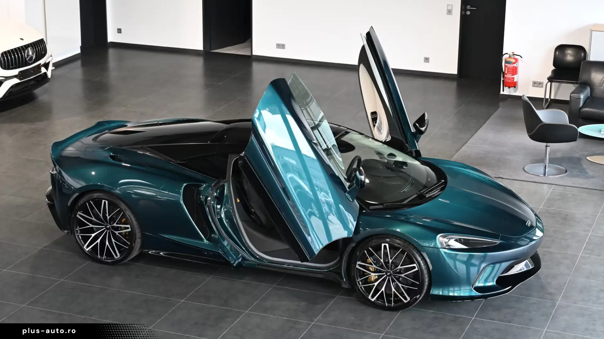 McLaren GT Serpentine Luxe Premium B&W Lift Panorama