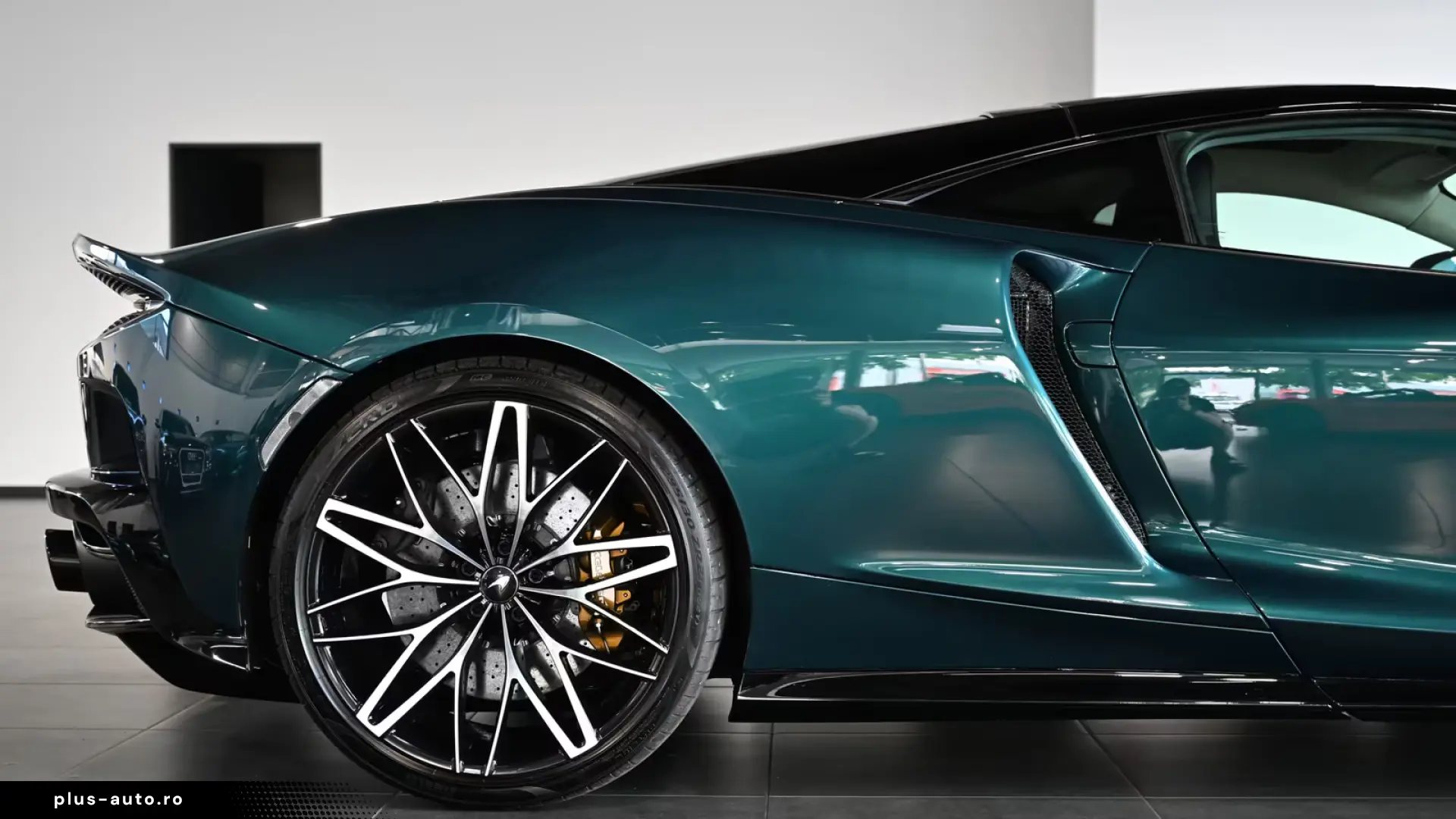 McLaren GT Serpentine Luxe Premium B&W Lift Panorama