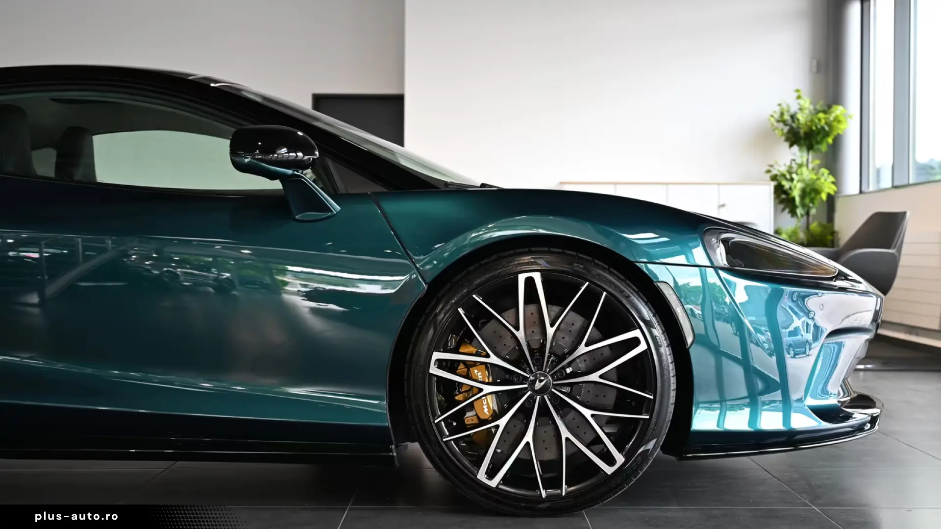 McLaren GT Serpentine Luxe Premium B&W Lift Panorama