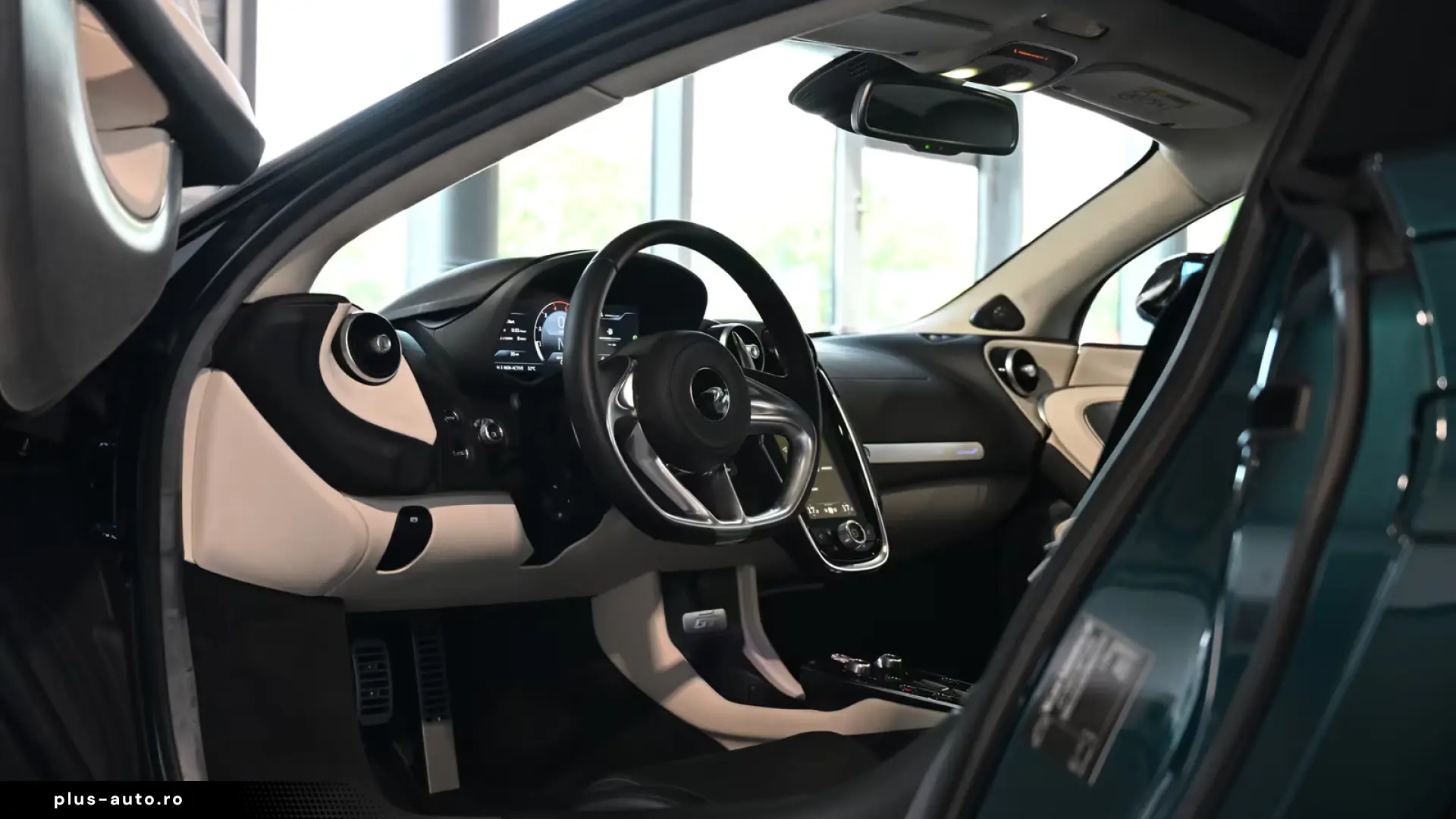 McLaren GT Serpentine Luxe Premium B&W Lift Panorama