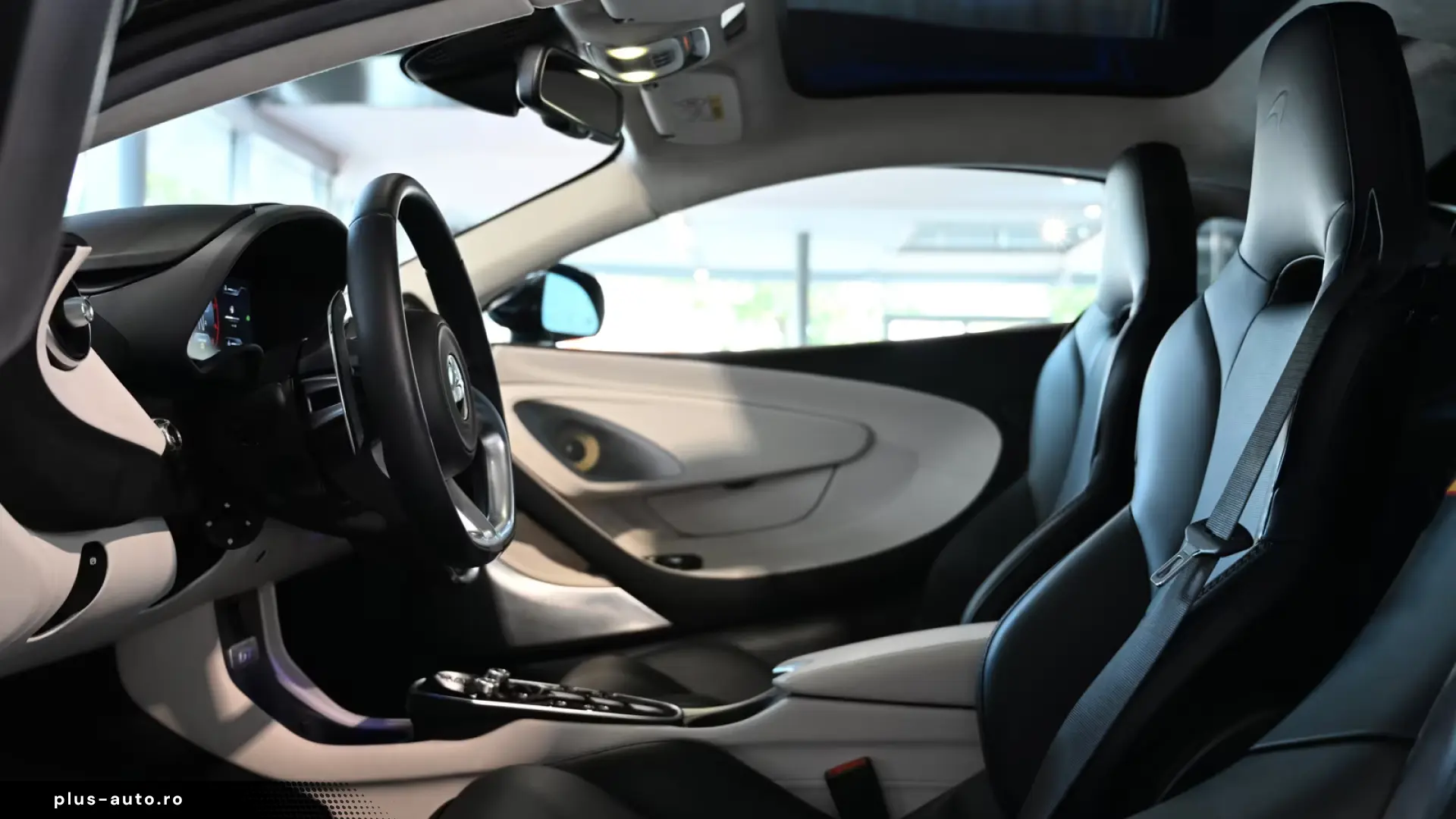 McLaren GT Serpentine Luxe Premium B&W Lift Panorama