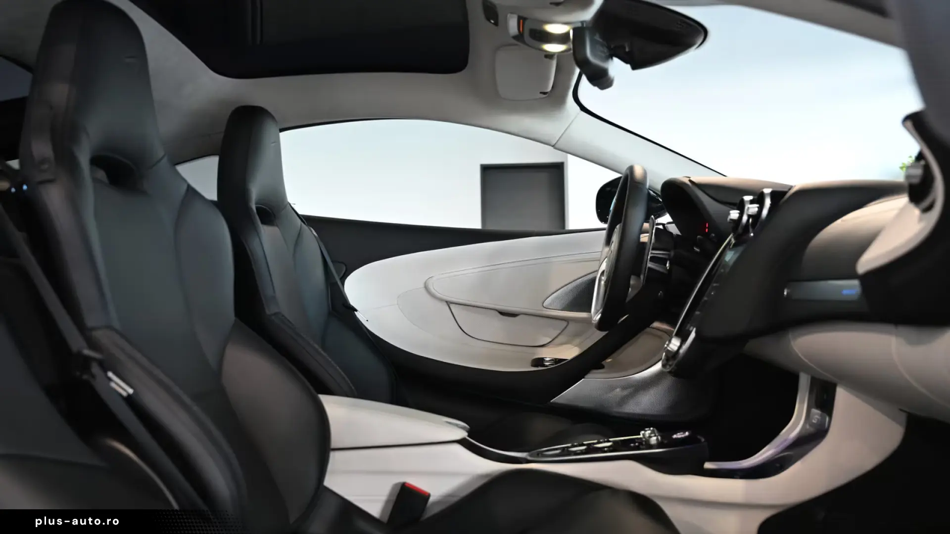McLaren GT Serpentine Luxe Premium B&W Lift Panorama
