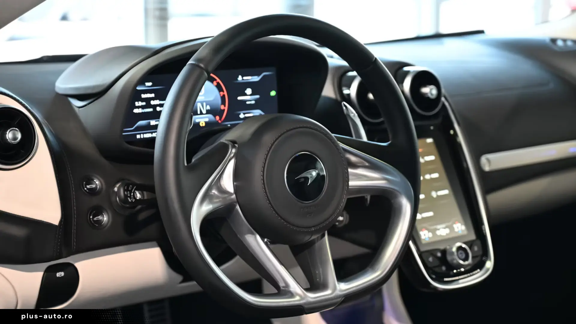 McLaren GT Serpentine Luxe Premium B&W Lift Panorama