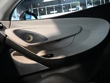 McLaren GT Serpentine Luxe Premium B&W Lift Panorama