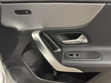 MERCEDES-BENZ CLA 250 8G-DCT Navi LED-Schein Alu Leder