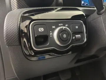 MERCEDES-BENZ CLA 250 8G-DCT Navi LED-Schein Alu Leder
