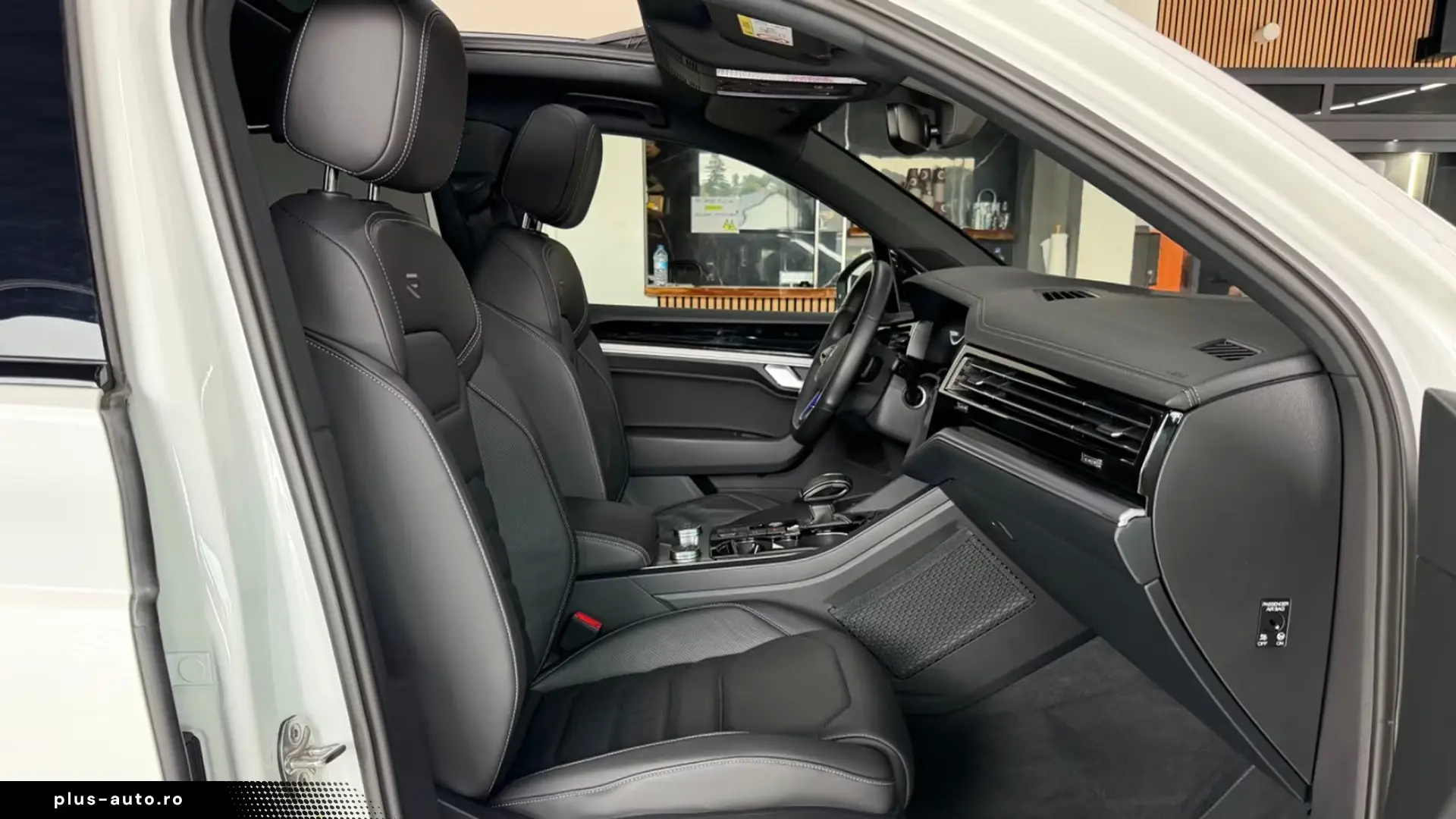 Volkswagen Touareg R 3.0 eHybrid 4M   Finanțare Leasing
