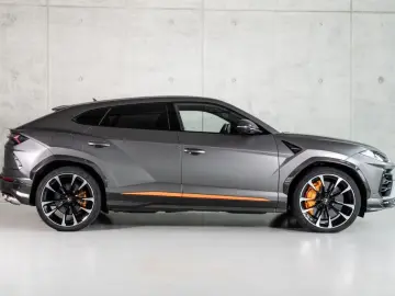 LAMBORGHINI Urus V8 Panorama Full Carbon Akrapovic