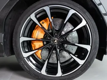 LAMBORGHINI Urus V8 Panorama Full Carbon Akrapovic