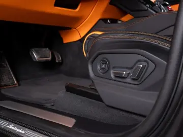 LAMBORGHINI Urus V8 Panorama Full Carbon Akrapovic