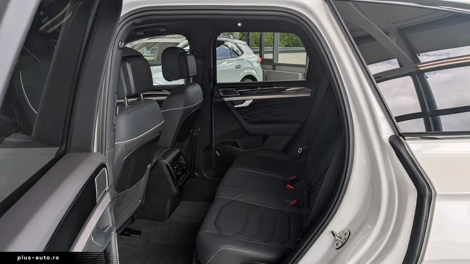 Volkswagen Touareg 3.0 TDI 4M R-Line   Finanțare Leasing