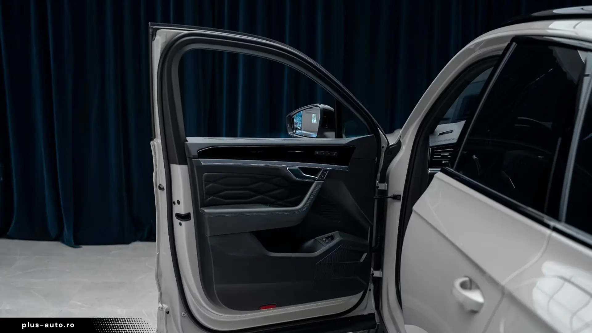 Volkswagen Touareg R 3.0 TSI eHybrid 4M   Finanțare Leasing