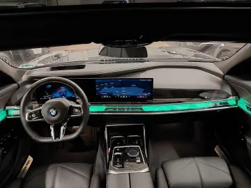 BMW 740d xDrive M SPORT PANO SKY LM21 AHK STANDHZ IC