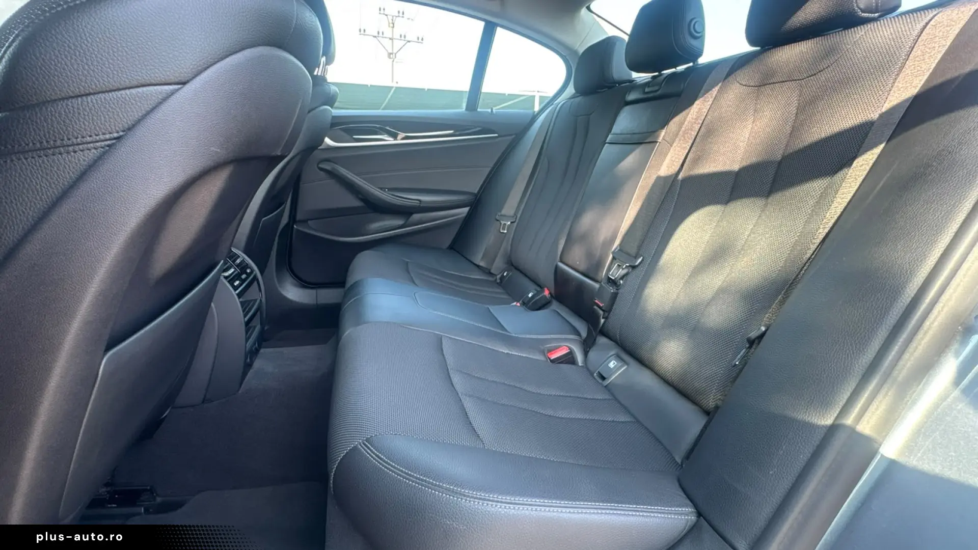 BMW 530i Sport Line   252 CP