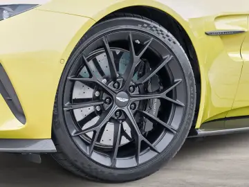 ASTON MARTIN Vantage Cosmopolitan Yellow   Onyx Black Carbon