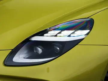 ASTON MARTIN Vantage Cosmopolitan Yellow   Onyx Black Carbon