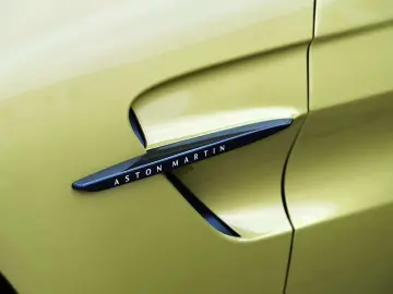 ASTON MARTIN Vantage Cosmopolitan Yellow   Onyx Black Carbon