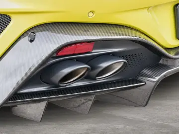 ASTON MARTIN Vantage Cosmopolitan Yellow   Onyx Black Carbon