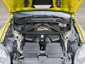 ASTON MARTIN Vantage Cosmopolitan Yellow   Onyx Black Carbon