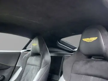 ASTON MARTIN Vantage Cosmopolitan Yellow   Onyx Black Carbon