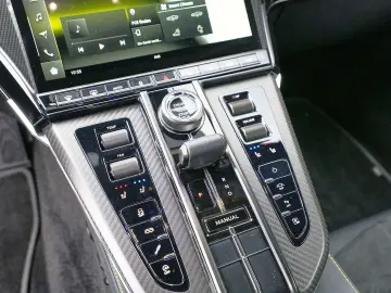 ASTON MARTIN Vantage Cosmopolitan Yellow   Onyx Black Carbon