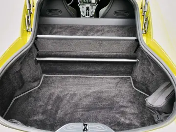 ASTON MARTIN Vantage Cosmopolitan Yellow   Onyx Black Carbon