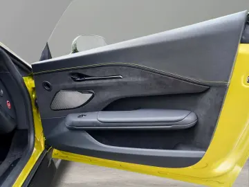 ASTON MARTIN Vantage Cosmopolitan Yellow   Onyx Black Carbon