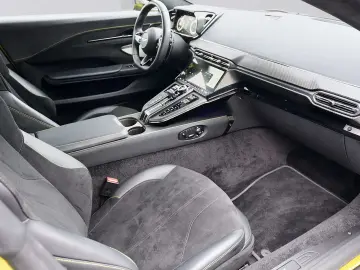 ASTON MARTIN Vantage Cosmopolitan Yellow   Onyx Black Carbon