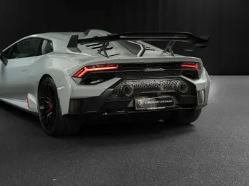 LAMBORGHINI Huracán STO