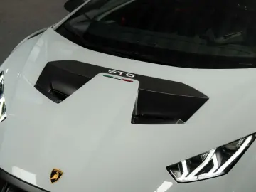 LAMBORGHINI Huracán STO