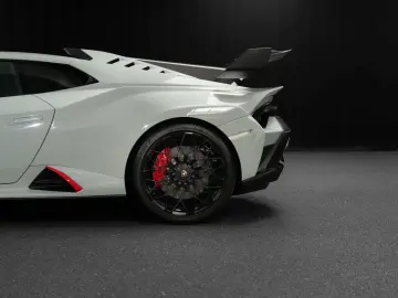 LAMBORGHINI Huracán STO