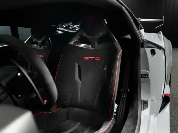LAMBORGHINI Huracán STO