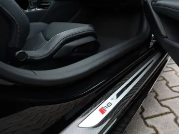 AUDI R8 Spyder V10 qua. performance Carbon UVP  242k€