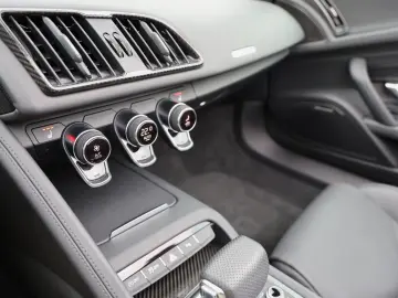 AUDI R8 Spyder V10 qua. performance Carbon UVP  242k€