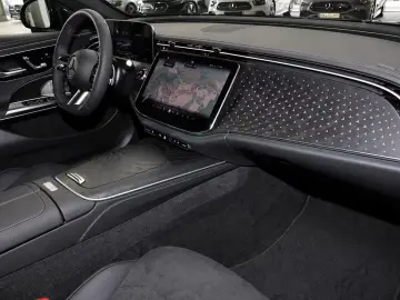 Mercedes-Benz E 220 d AMG MBUX DIG-LED 360 K Pano