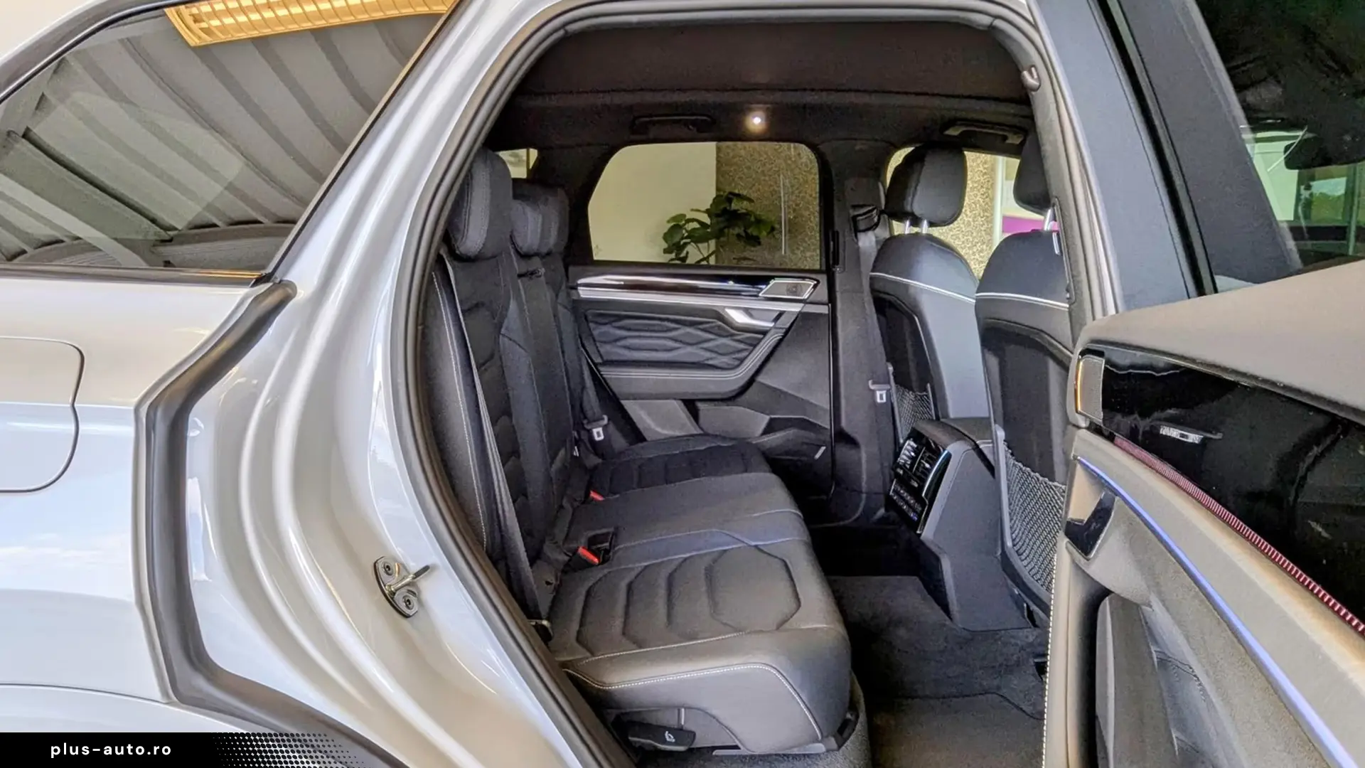 Volkswagen Touareg 3.0 TDI 4M R-line   Finanțare Leasing
