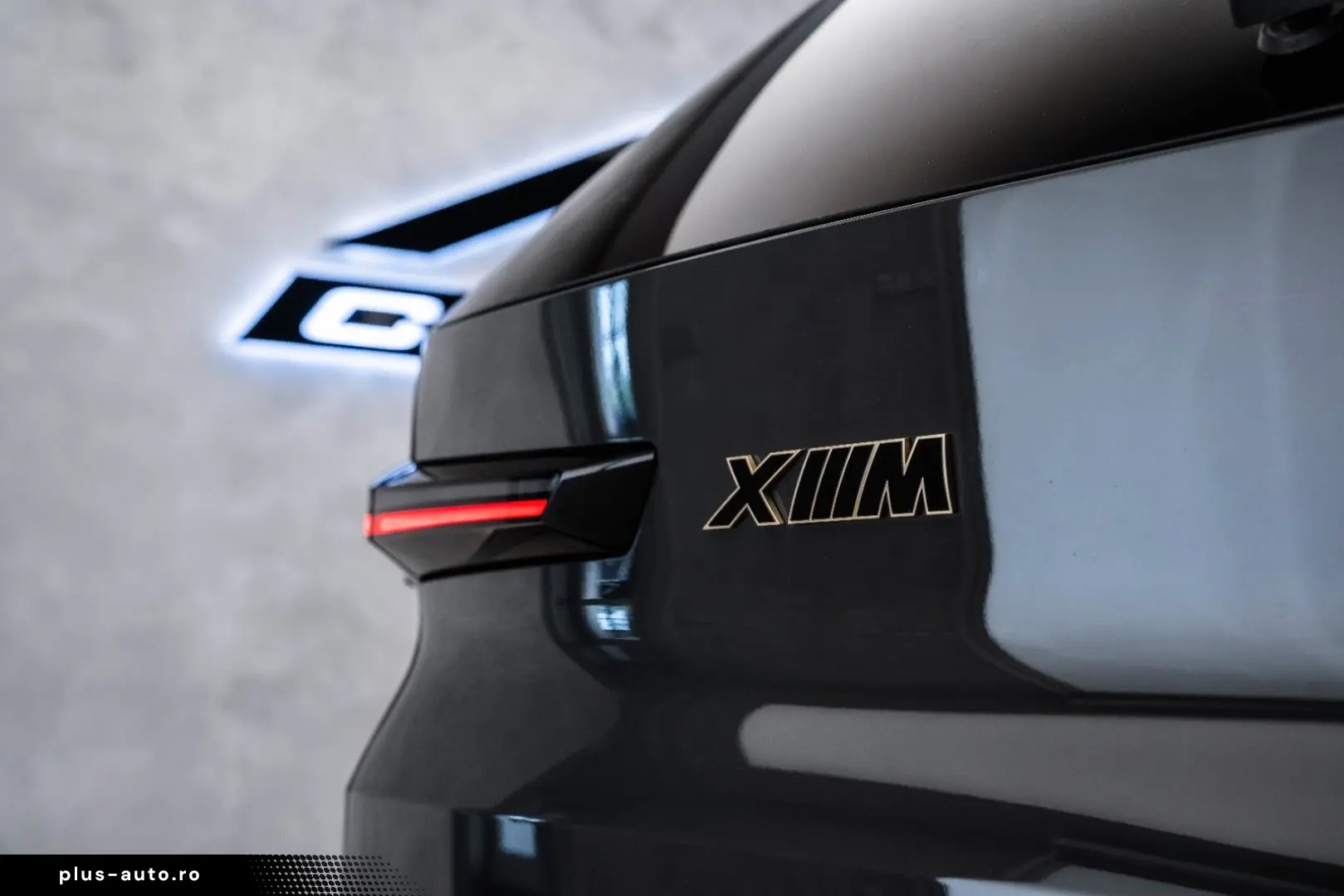 BMW XM Individual Massage B&W