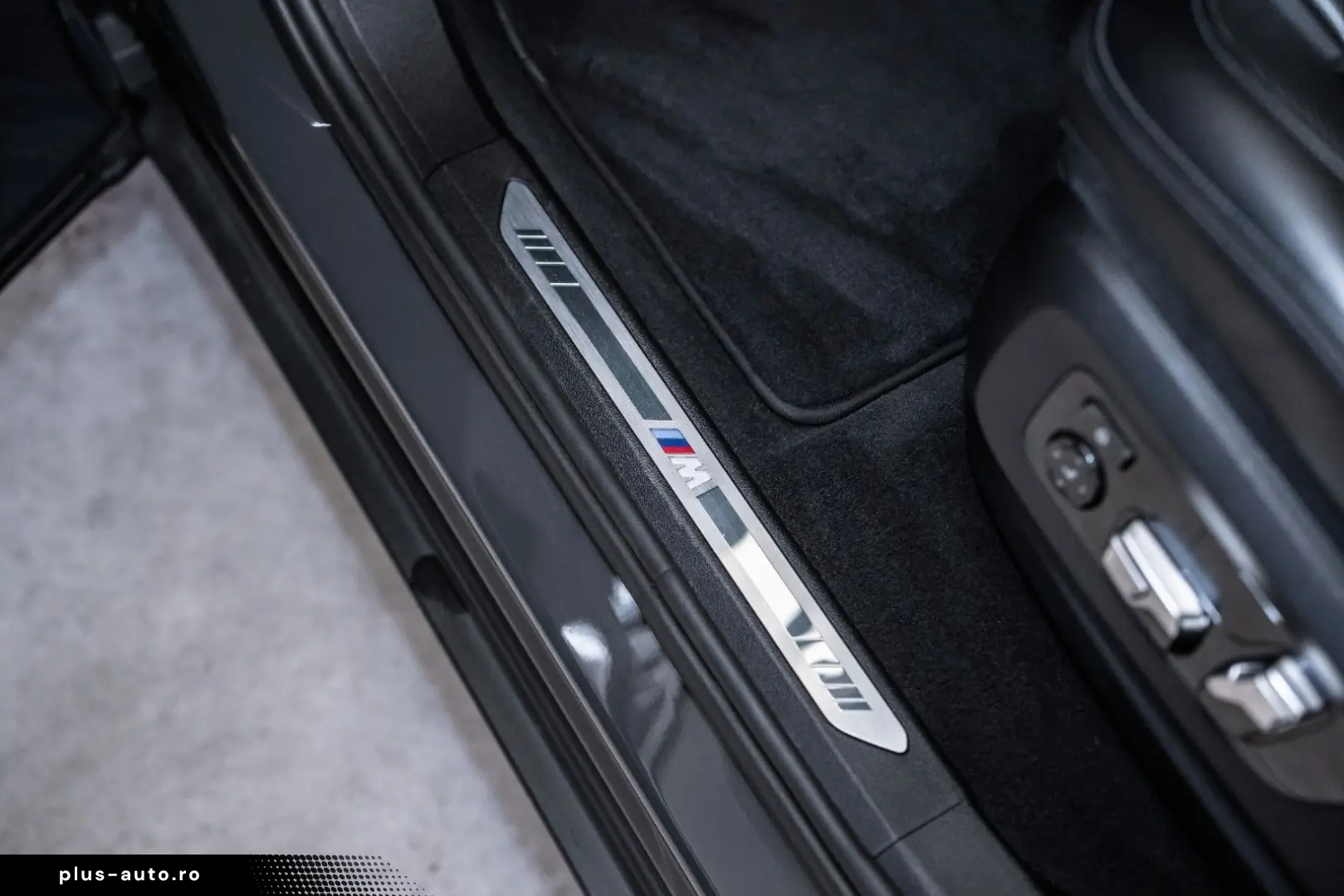 BMW XM Individual Massage B&W