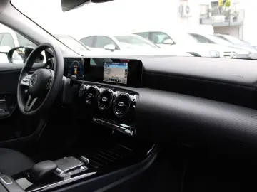 MERCEDES-BENZ A 200d DCT 4Matic Limousine Navi Kamer…