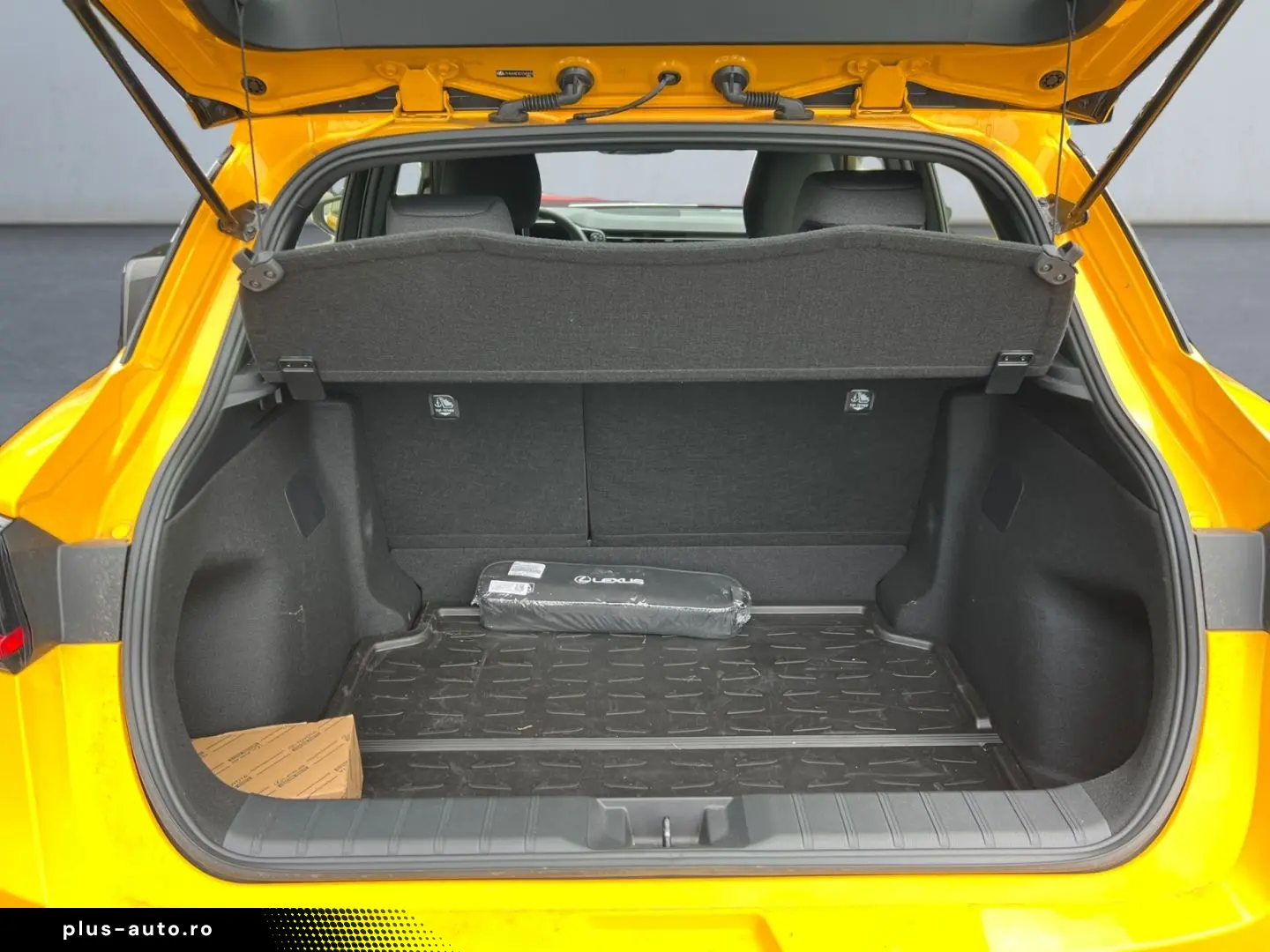 LEXUS LBX 2025 — imagine 13